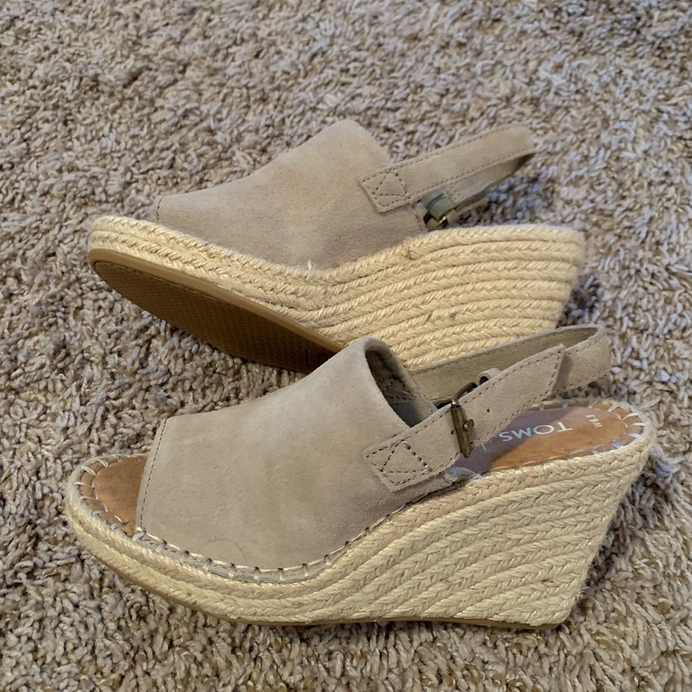 Toms tan wedges